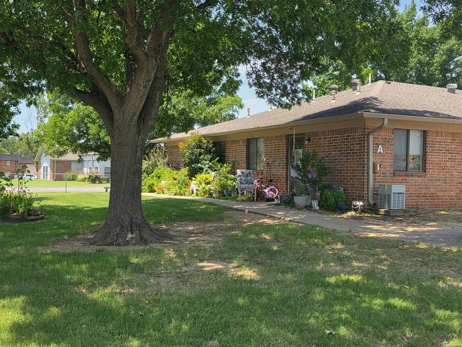 Single-storey senior homes under mature oaks at the Pryor campus